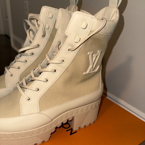 Louis Vuitton - Picture 1 of 10